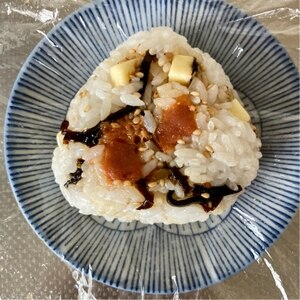 蜂蜜梅・チーズ・塩昆布・胡麻のおにぎり